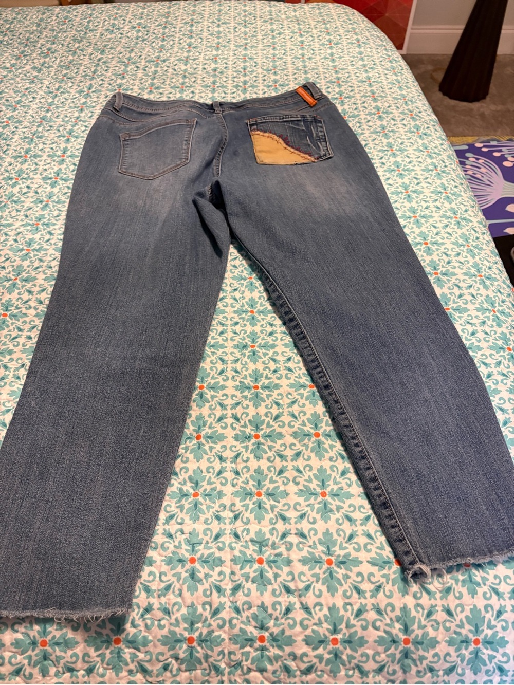 Bandolino Embellished Artsy Cropped Jeans Sz 12 - Picture 8 of 9